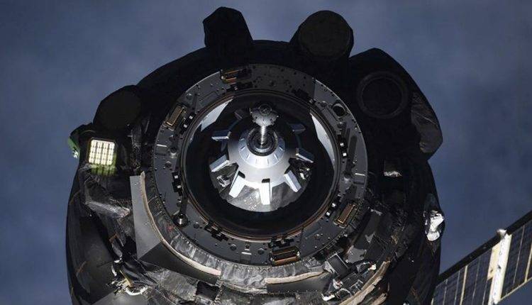 Экипаж «Союза» приступил к перестыковке на другой модуль МКС