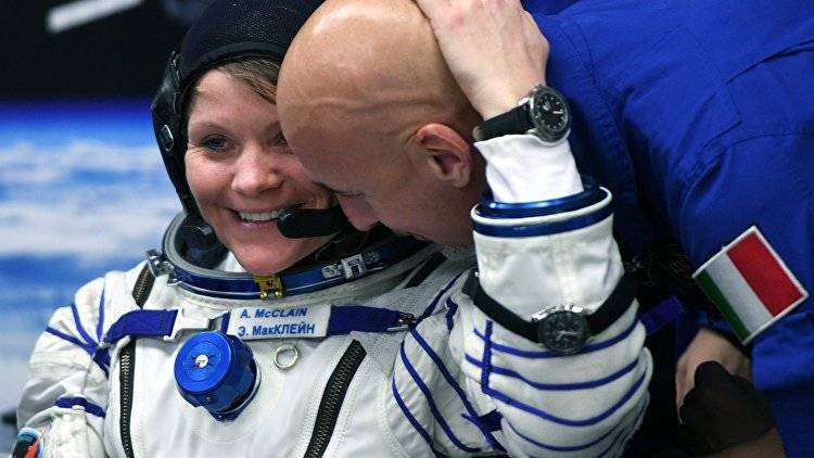 Знаменитая астронавт-лесбиянка "обокрала" экс-жену в космосе