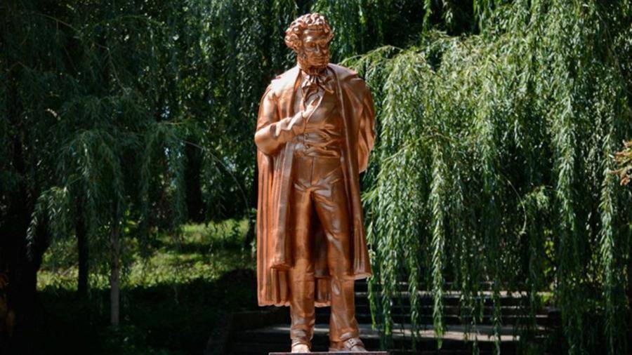 В Донецке установили изготовленный на 3D-принтере памятник Пушкину