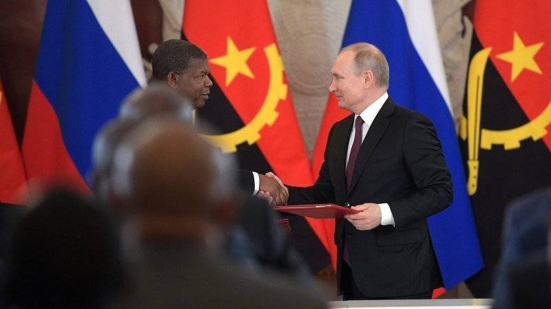 Президент Анголы передал послание Путину через глав МИД