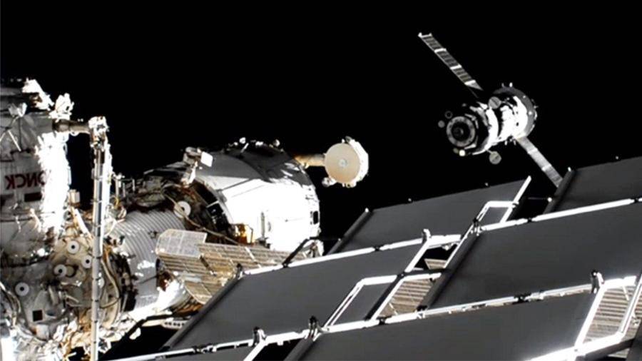 Экипаж «Союза» завершил перестыковку корабля к другому модулю МКС