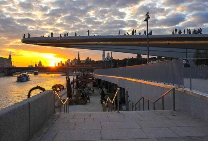 Напольное покрытие «Парящего моста» в Зарядье обновят к 1 сентября