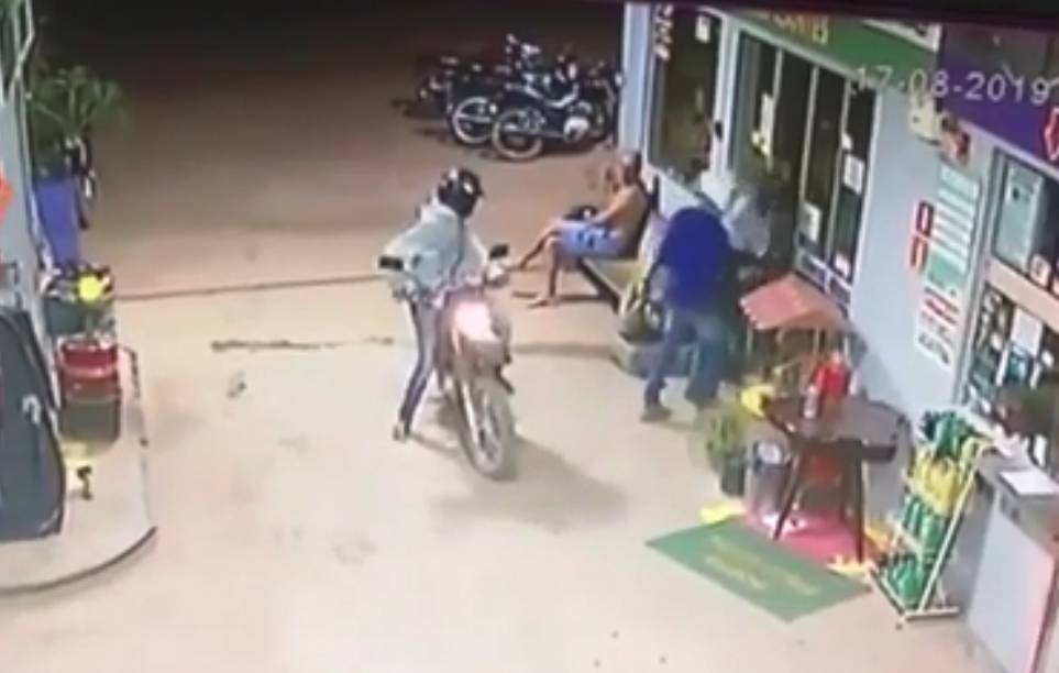 Видео: отважный работник АЗС застрелил вооруженного грабителя. РЕН ТВ