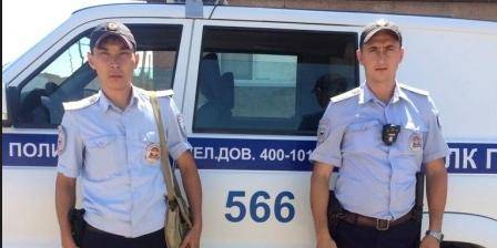 Астраханский полицейский спас мать с ребенком из горящего дома