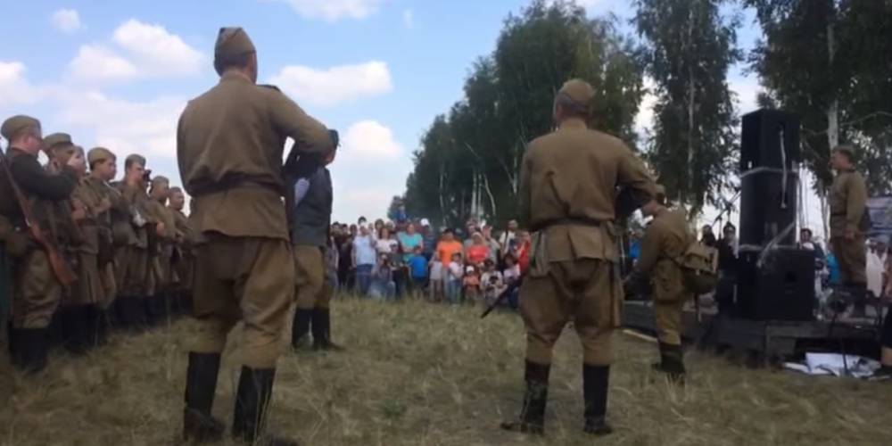 На Алтае посетителям фестиваля показали "расстрел" предателя Родины