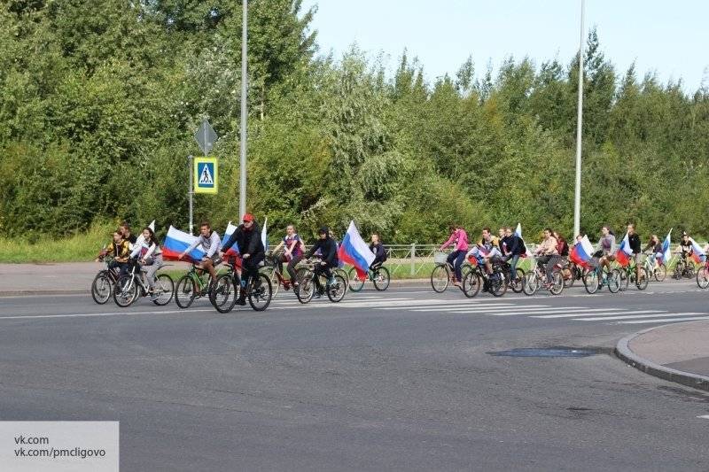 Петербуржцы из Красносельского района отметили День флага РФ веломарафоном и концертом