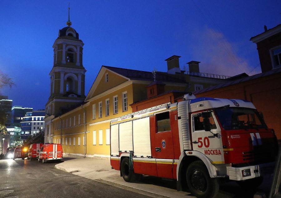 Погода не способствует быстрому тушению пожара в центре Москвы – синоптик