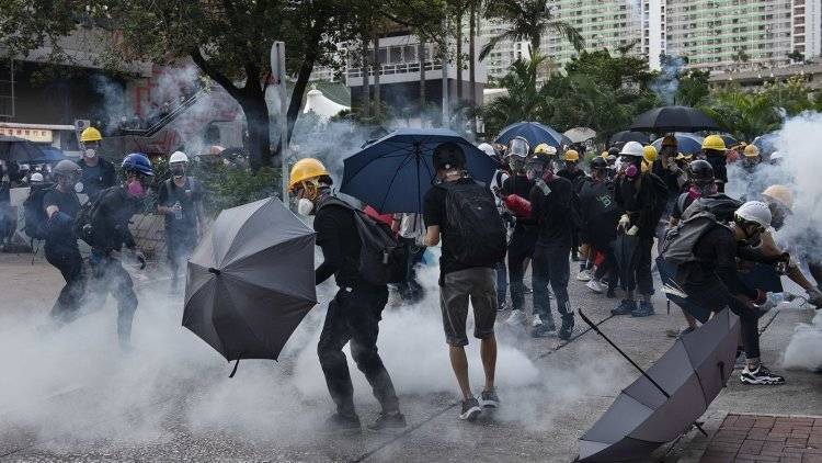 Полиция Гонконга начала применять водяные пушки