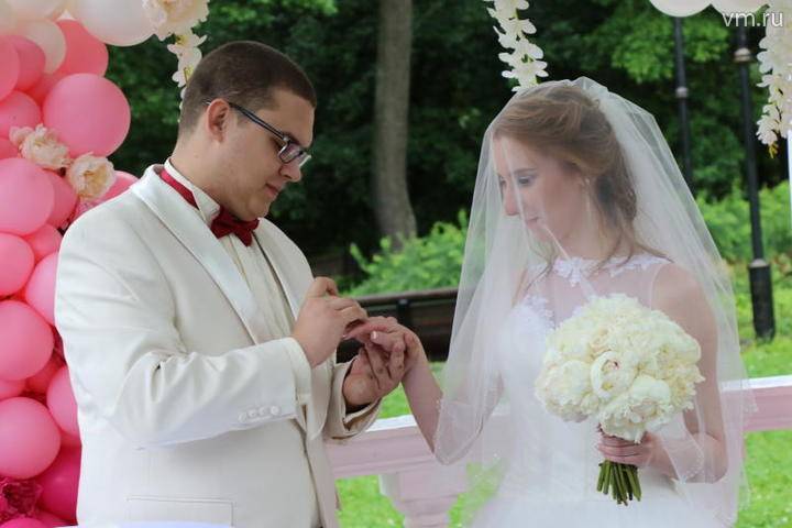 Более 2,5 тысячи пар поженились на тематических площадках в Москве