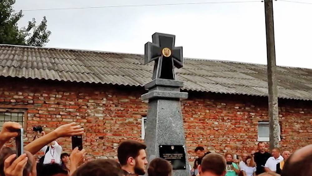Украинским националистам установили памятник на еврейском кладбище