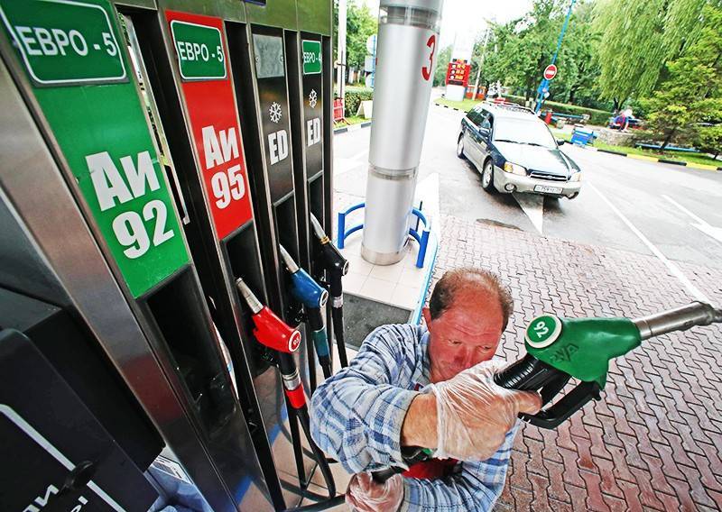 Российские производители снизили цены на бензин