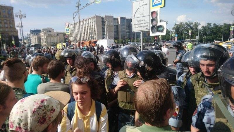 Напавший на полицейского участник незаконного митинга в Москве признал вину