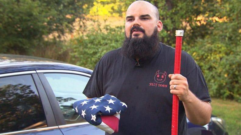 Мужчина рискнул своей жизнью, чтобы спасти флаг США, лежавший посреди дороги