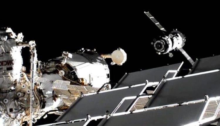 Экипаж «Союза» завершил перестыковку корабля к другому модулю МКС