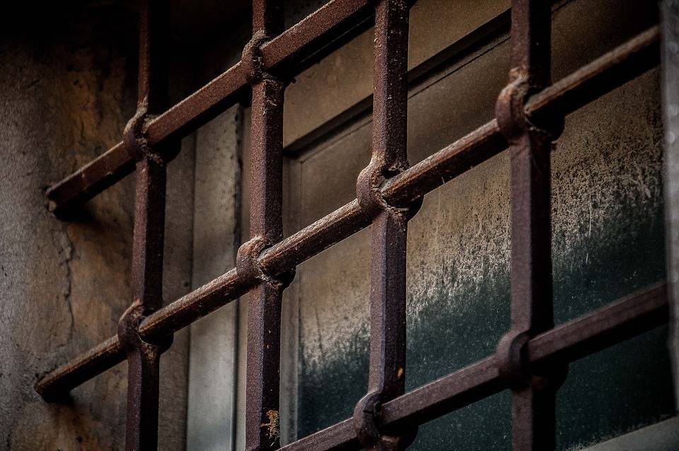 Заключенный сбежал из тюрьмы по простыням - ВИДЕО - Cursorinfo: главные новости Израиля