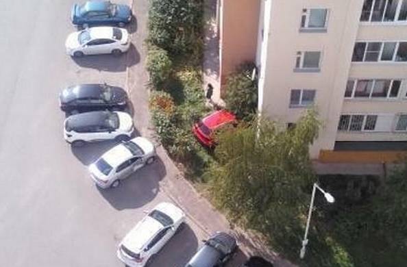 Женщина на иномарке протаранила жилой дом в Казани. РЕН ТВ