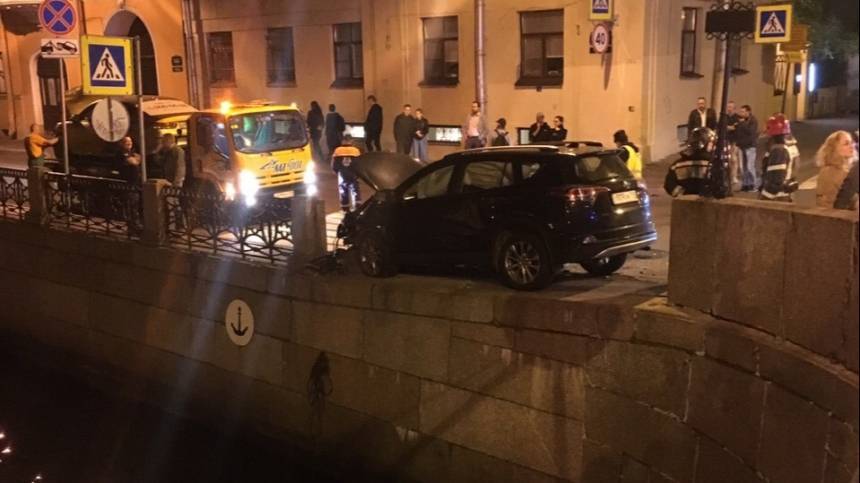 Видео: пешеход рухнул в Мойку после ДТП в Петербурге