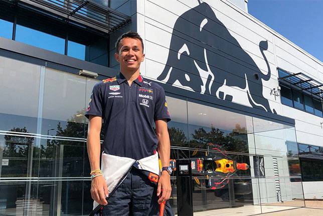 Элбон впервые примерил форму Red Bull Racing - все новости Формулы 1 2019