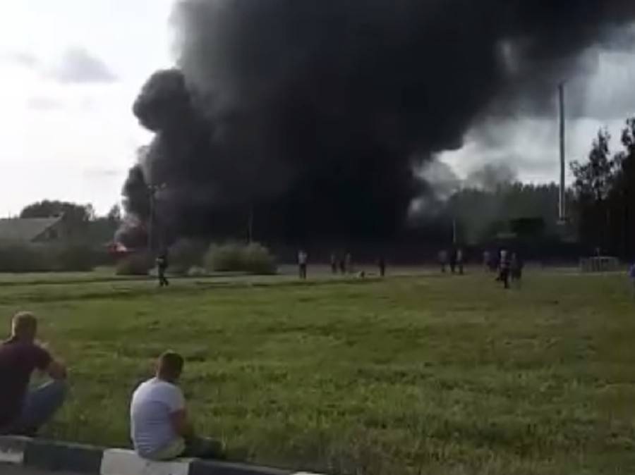 Крупный пожар произошел на складе в Пскове