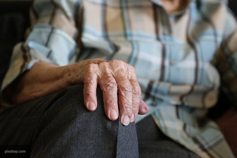Не дождавшаяся помощи врачей пенсионерка умерла на лавке у больницы в Севастополе