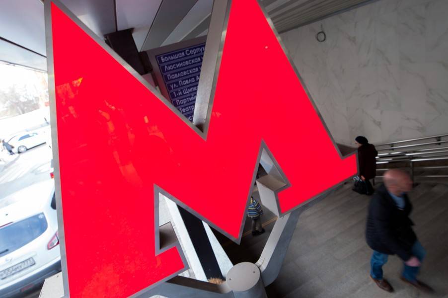 Пассажир упал на рельсы станции метро "Планерная" в Москве