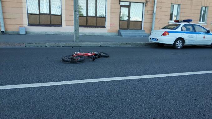 Водитель Renault сбил велосипедиста на Большеохтинском проспекте