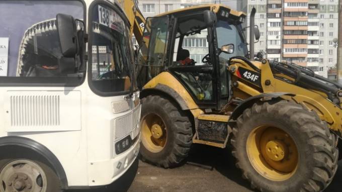 В центре Омска трактор врезался в пассажирский автобус