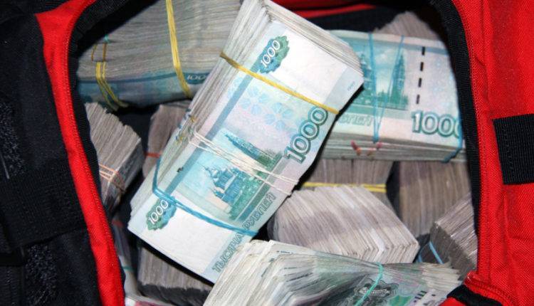 Вор унес из коттеджа пенсионера в Москве более 14 млн рублей