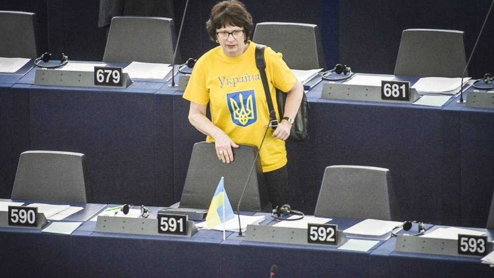 Сжегшая платье цветов георгиевской ленты евродепутат получила орден от Зеленского