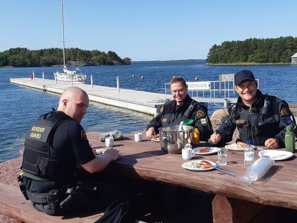 Пограничники поймали заплывших в Финляндию россиян на надувной лодке