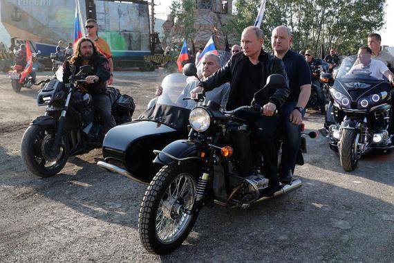ГИБДД объяснила отказ штрафовать Путина за езду без шлема на мотоцикле