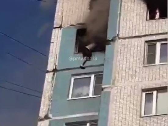 В Москве погибла женщина, выпав из окна горящей квартиры