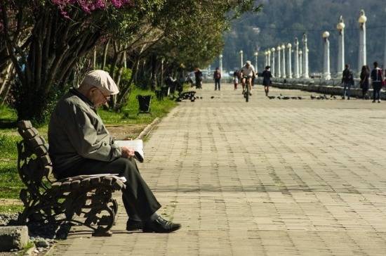 Минтруд предложил устраивать одиноких стариков в семьи, пишут СМИ