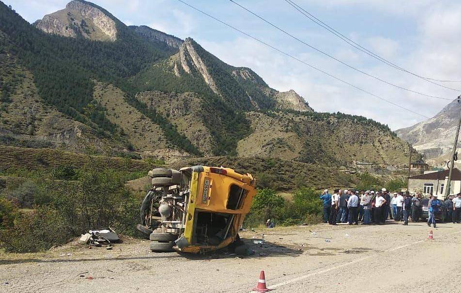 В Дагестане в ДТП с пассажирской "Газелью" погибли два человека, восемь пострадали