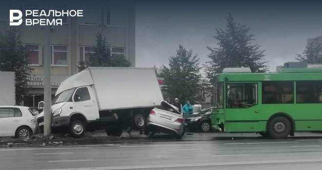 Соцсети: в Казани Hyundai зажало между троллейбусом и ГАЗелью
