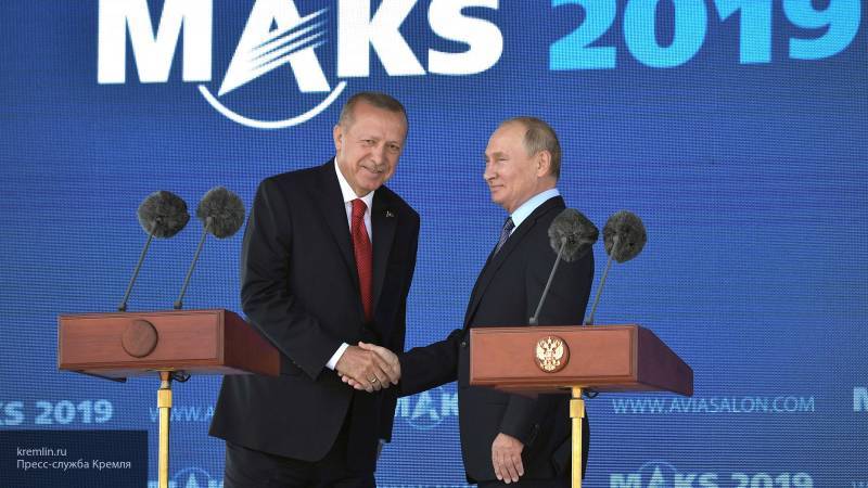 Путин сообщил Эрдогану о новой поставке С-400 в Турцию на МАКС-2019