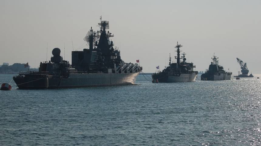 Видео: Украинский корабль зашел в зону морских учений РФ