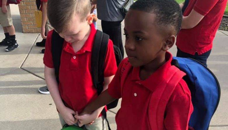 В первый день школы 8-летний мальчик пришел на помощь однокласснику с аутизмом. Их совместное фото стало вирусным