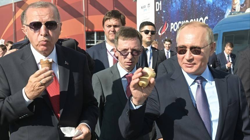 Видео: Путин угостил Эрдогана мороженым на МАКС-2019