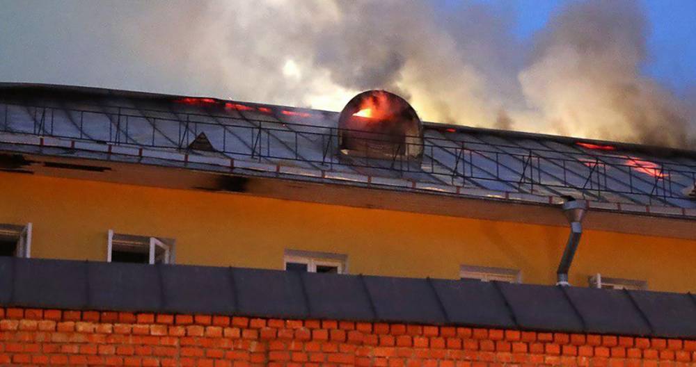 Кровля может рухнуть в горящем здании Рождественского монастыря