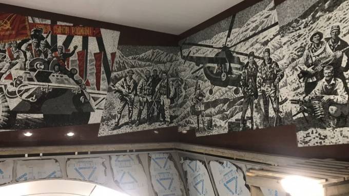 На станции метро "Проспект Славы" смонтировали мозаичное панно "Афганистан"