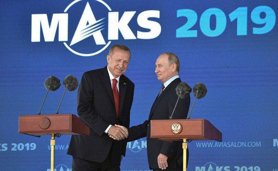 Путин угостил Эрдогана мороженым на МАКС-2019