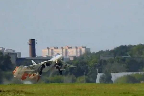В Сети появилось видео необычной посадки Су-57