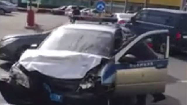 Видео: полицейский автомобиль протаранил выезжающую с парковки Audi. РЕН ТВ