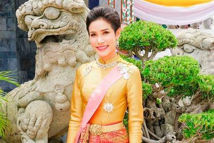 Король Таиланда завел роман с военным летчиком