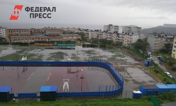Во Владивостоке дороги, тротуары и стадионы залило дождем | Приморский край | ФедералПресс