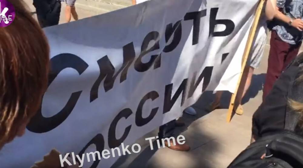 Украинские спортсмены потребовали от националистов свернуть плакат «Смерть России» в Киеве
