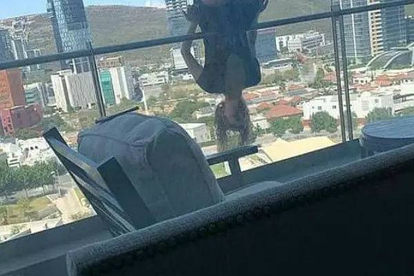 Девушка упала с балкона, занимаясь йогой на камеру