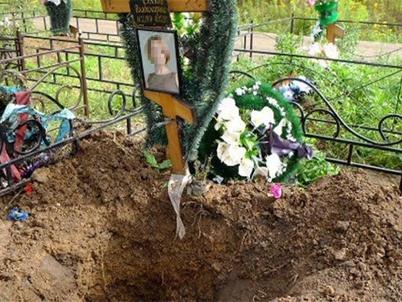 Мужчина раскопал могилу бывшей девушки, не поверив в её смерть