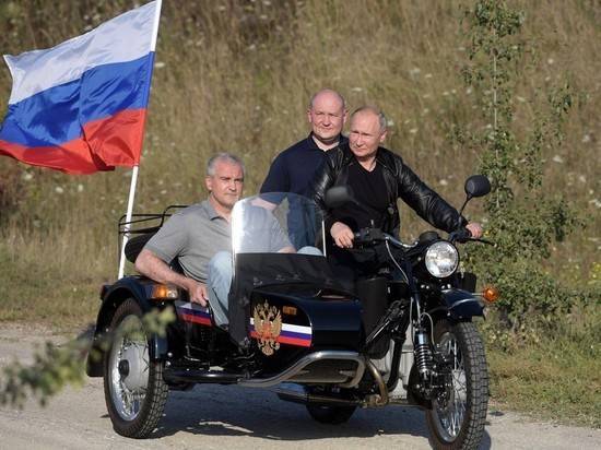 ГИБДД разрешила Путину ездить на мотоцикле без шлема